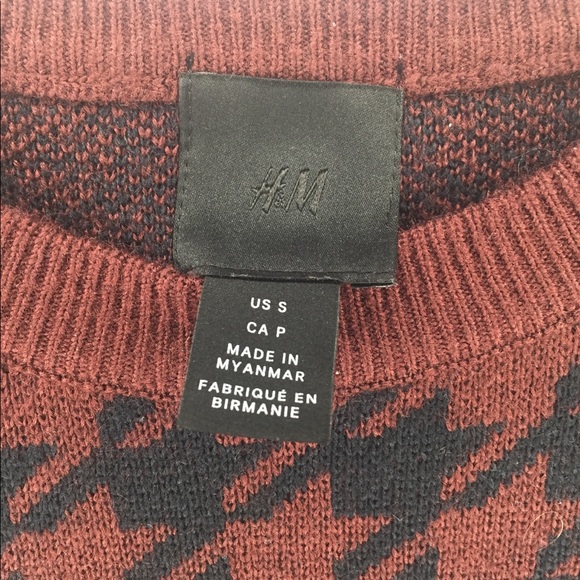 H&M Burgundy and Black Houndstooth Print Crewneck - Picture 2 of 2